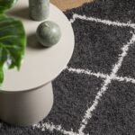 Tapis shaggy à poils longs moderne noir et crème 240x240 cm – Image 5